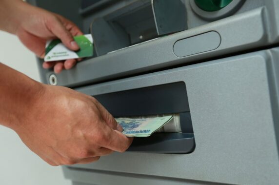 Dịch vụ rút tiền mặt từ thẻ tín dụng có an toàn không?